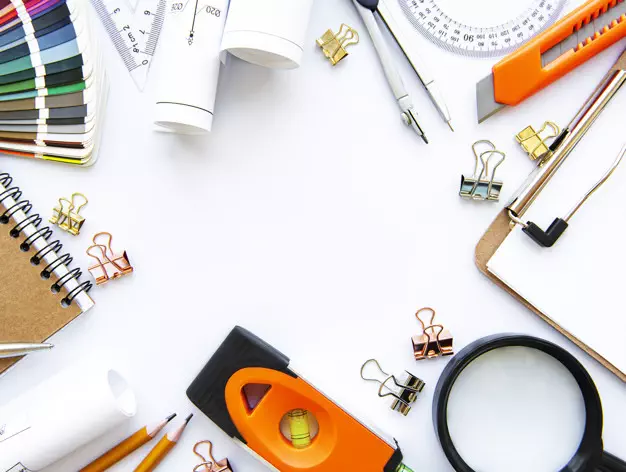 Worksite supervision by an interior designer Tools for design and construction site monitoring on a table